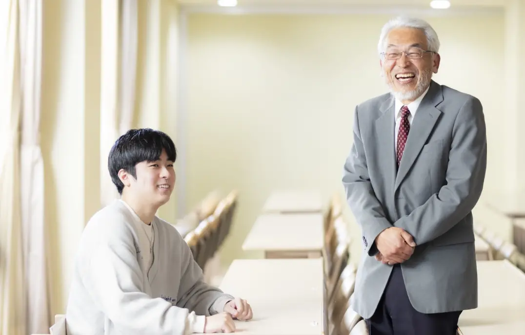 加納教授と学生の横谷さんが話している様子