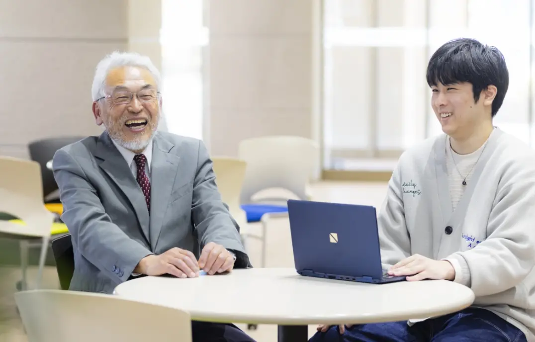 加納教授と学生の横谷さんが座って話している様子