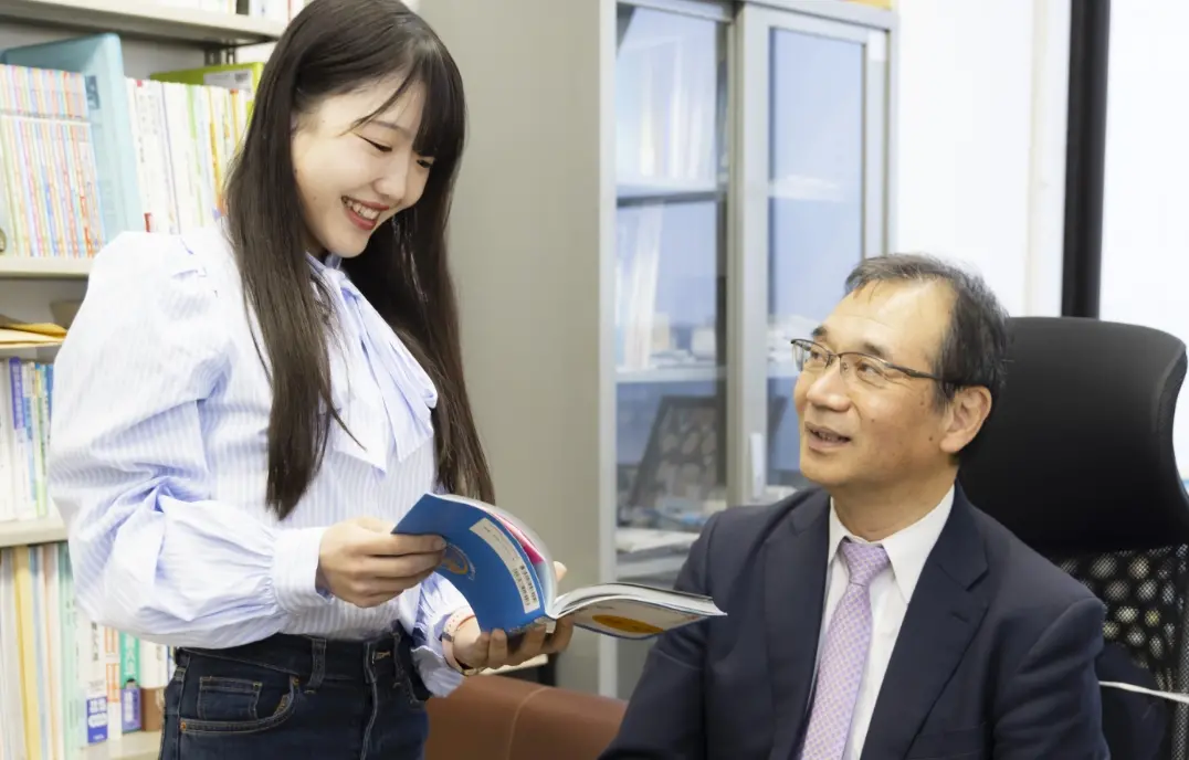 教授と学生が話している様子