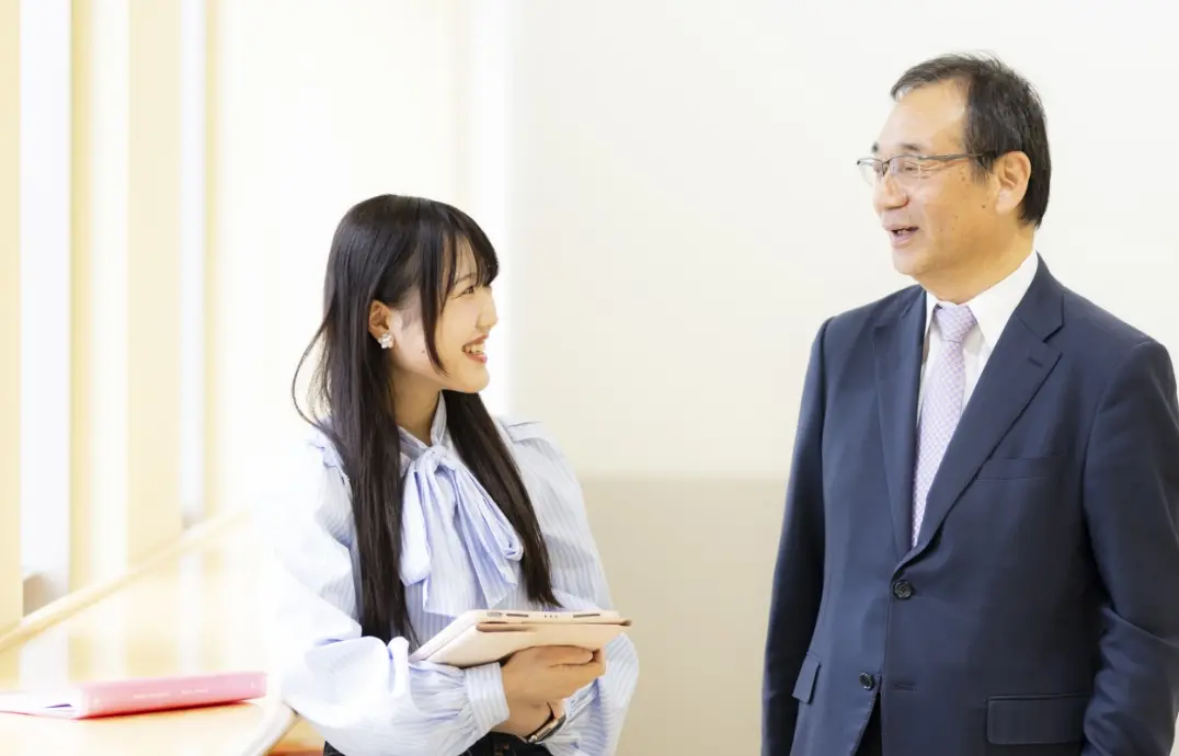 教授と学生が立って話している様子