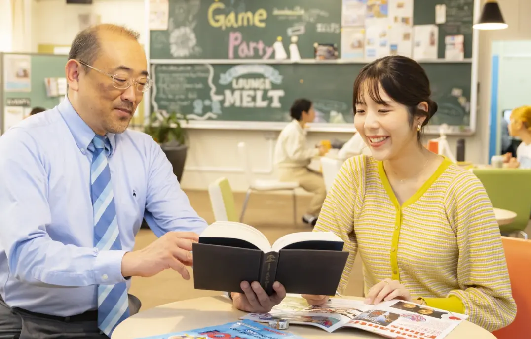 宮原准教授と学生の纐纈さんが話している様子