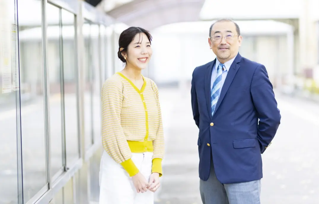 宮原准教授と学生の纐纈さんが立って話している様子