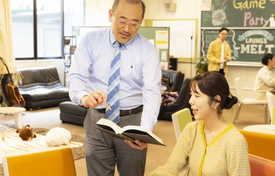 宮原准教授に学生の纐纈さんが教わっている様子