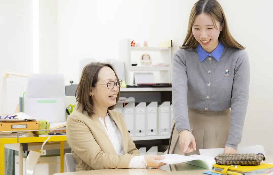 田島准教授と学生の河合さんが話している様子